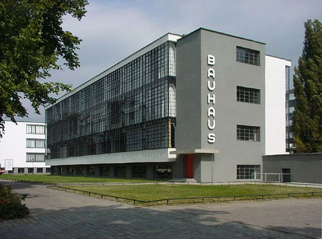 Le Bauhaus est un institut des arts et des métiers fondé en 1919 à Weimar par Walter Gropius.