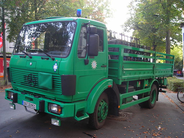 FileBavarian State Police MercedesBenz truck Wiesn 2009 