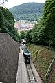 Heidelberg, untere Bergbahn vor der Einfahrt in die Station Heidelberger Schloss. Im Hintergrund die Heidelberger Altstadt und der Heiligenberg.