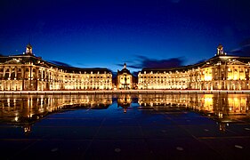 Place de la Bourse la nuit (le palais de la Bourse est à droite).