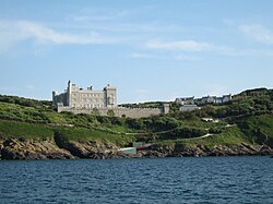 Het kasteel dat de gebroeders Barclay lieten bouwen op het eiland naar ontwerp van de Britse architect Quinlan Terry