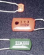 전기용량이 표시된 축전기. 223K는 22 nF(나노패럿)을 100 V는 최대 허용 전압을 뚯한다.