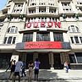 Alunos fazendo seus registros fotográficos em frente ao Cine Odeon.