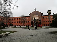 Aulario principal del campus de Vicálvaro de la Universidad Rey Juan Carlos con una estatua dedicada a Miguel de Cervantes