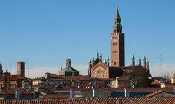 Anvista de Cremona con a Basilica de Sant Miguel