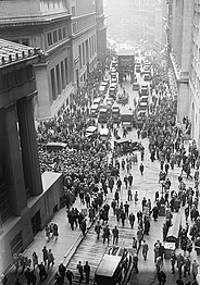 Menschenauflauf vor der Wall Street am Schwarzen Donnerstag