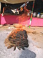 Feu de bouses séchées pour la préparation du repas à Pushkar, en Inde.