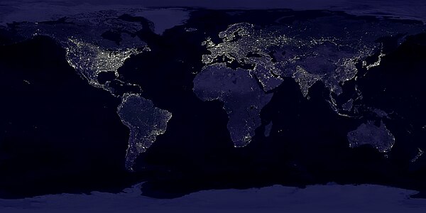 NASA tarafından, çok sayıda resim bir araya getirilerek oluşturulmuş, yeryüzünün birleşik gece görüntüsü. Parlak ışıklı bölgelerde insan eliyle yapılmış aydıntlatmalar görülüyor. Avrupa, Hindistan, Japonya, Nil boyu ve Amerika ile Çin'in doğu kesimlerindeki yoğun nüfuslanma net olarak anlaşılabilirken; Orta Afrika, Orta Asya, Amazonlar ve Avustralya'da seyrek yerleşimler göze çarpıyor. (Üreten: NASA)