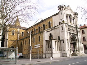 Photographie couleur d'une église en pierres dorées