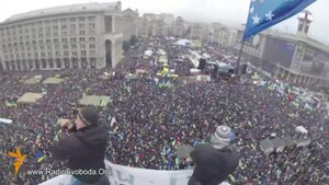 Файл:Euromaidan on Maidan Nezalezhnosti, Kiev 2013-12-08.webm