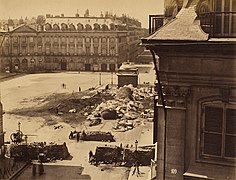 Les ruines de la colonne Vendôme par Franck, photographe orléaniste, pour le journal l'Illustration, en 1871, papier albuminé.