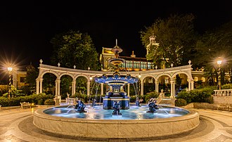 Fontaine dans la vieille ville de Bakou (Azerbaïdjan). (définition réelle 7 464 × 4 568)