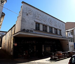 Ancien garage Peugeot au no 15