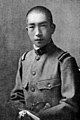 1920年代後半頃の士官候補生たる陸軍騎兵軍曹（第42期、竹田宮恒徳王）。襟部徽章（星章）を付し（右襟のアラビア数字は原隊の隊号章）、白手袋を保持。乗馬本分兵科のうち騎兵であるため軍刀を佩用