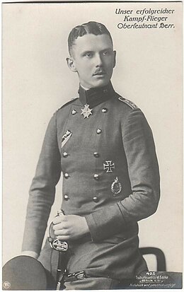 Portrait photo noir et blanc d'un homme en uniforme, tenant dans sa main une casquette et un sabre