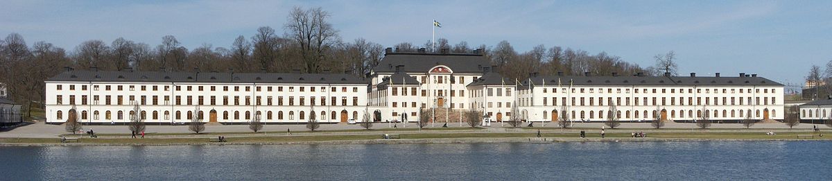 Karlbergs slott sydsidan mot Karlbergssjön i april 2011.