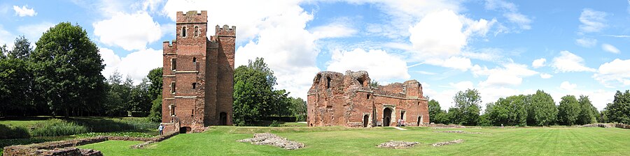 Panorama des Inneren von Kirby Muxloe Castle, von hinten mit Blick auf das Torhaus und den Westflügel