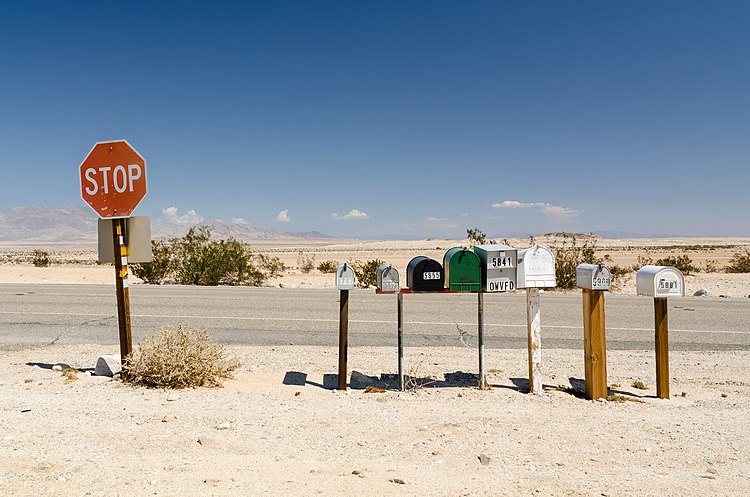 Знак STOP и почтовые ящики в округе Сан-Диего (Калифорния)