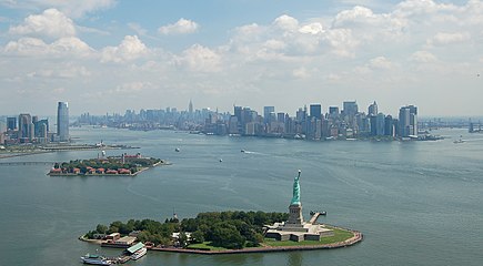 A Liberty Island és az Ellis-sziget a New York-i öbölben, háttérben Manhattan és Jersey City