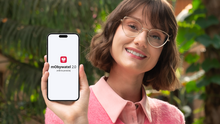 Logo i hasło promocyjne mObywatela 2.0 na ekranie smartfona trzymanego przez młodą kobietę.