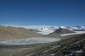 Das Miers Valley mit dem Adams-Gletscher (Mitte) und dem Miers-Gletscher (rechts)