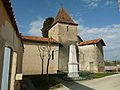 Le clocher et le monument aux morts.