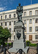 Памятник русскому мореплавателю П. К. Пахтусову