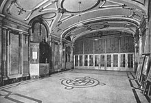 The original lobby prior to its renovation in 1939 Palace Theatre Architecture 1913 pl 279 (lobby).jpg