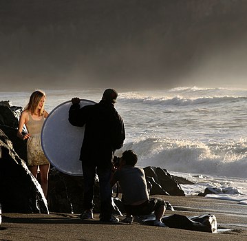 Фотографисање модела под сунчевом светлошћу на плажи