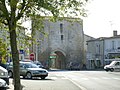 Le porche, vestige de l'ancienne porte de la ville.