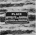 Plaque noire qui indique la place « Hippolyte de Barrau » en écriture blanche.