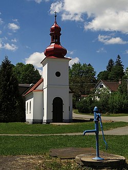 Kaple svaté Anny na návsi v Pojbukách