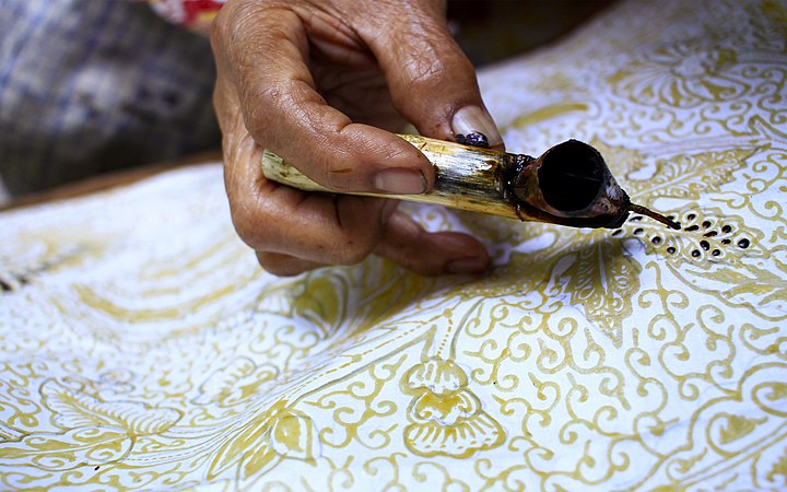圖為製作印尼傳統手繪峇迪布的蠟染手法。