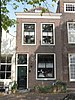 Huis met lijstgevel met gesneden bovenlicht, lod