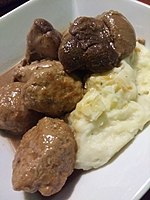 Ce mélange de ragoût de boulettes et de ragoût de pattes de cochon est accompagné de purée de pommes de terre.