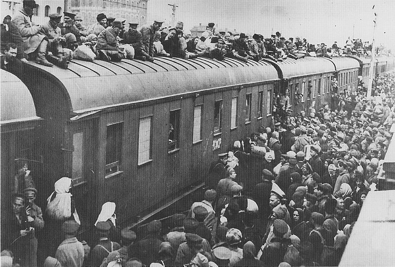 http://upload.wikimedia.org/wikipedia/commons/thumb/e/e1/Refugees_on_train_roof.jpg/800px-Refugees_on_train_roof.jpg