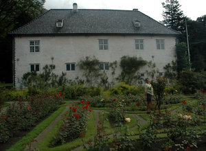 Slottet sett från rosenträdgården.