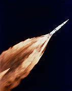 שובל אש שיצר טיל השיגור של אפולו 6, צולם ממטוס מעל מרכז החלל קנדי