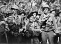 Soldats américains et australiens le 15 février 1944 après leur jonction près de Saidor