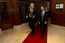 Министр обороны Чак Хейгел на прогулке с исполнительным директором Вашингтонского института Робертом Сатлоффом.