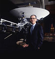 Ed Stone, Wissen­schaft­ler, später Direktor des JPL, vor einem Modell in Originalgröße (1972)