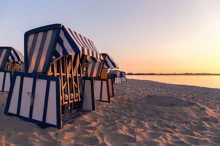 Пляжные кресла на утреннем пляже в Юлиусру[нем.], остров Рюген