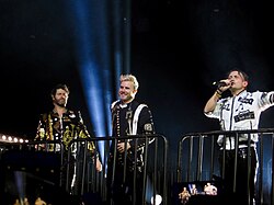 Текущий состав Take That (слева направо: Дональд, Барлоу и Оуэн) выступают в Глазго, Шотландия, в 2017 году.