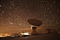 Le télescope de 30 mètres de l'IRAM sous le ciel étoilé.