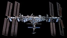 Medzinárodná vesmírna stanica pri pohľade z odlietajúcej kozmickej lode Crew Dragon počas misie SpaceX Crew-2, 8. november 2021