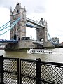 Ein Schiff fährt unter die Tower Bridge durch