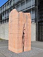 Die Feuerwehr Tübingen befreite einen eingeklemmten Studenten aus der Skulptur Pi Chacán vor dem Institut für Mikrobiologie und Virologie der Universität