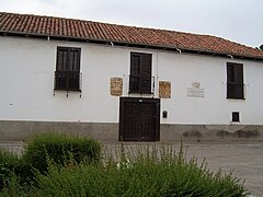 Casa señorial con escudos.