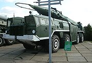 発射装置9P117M1に搭載された8K14ミサイル。サラートフの公園展示。