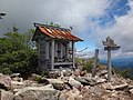 山頂直下の祠